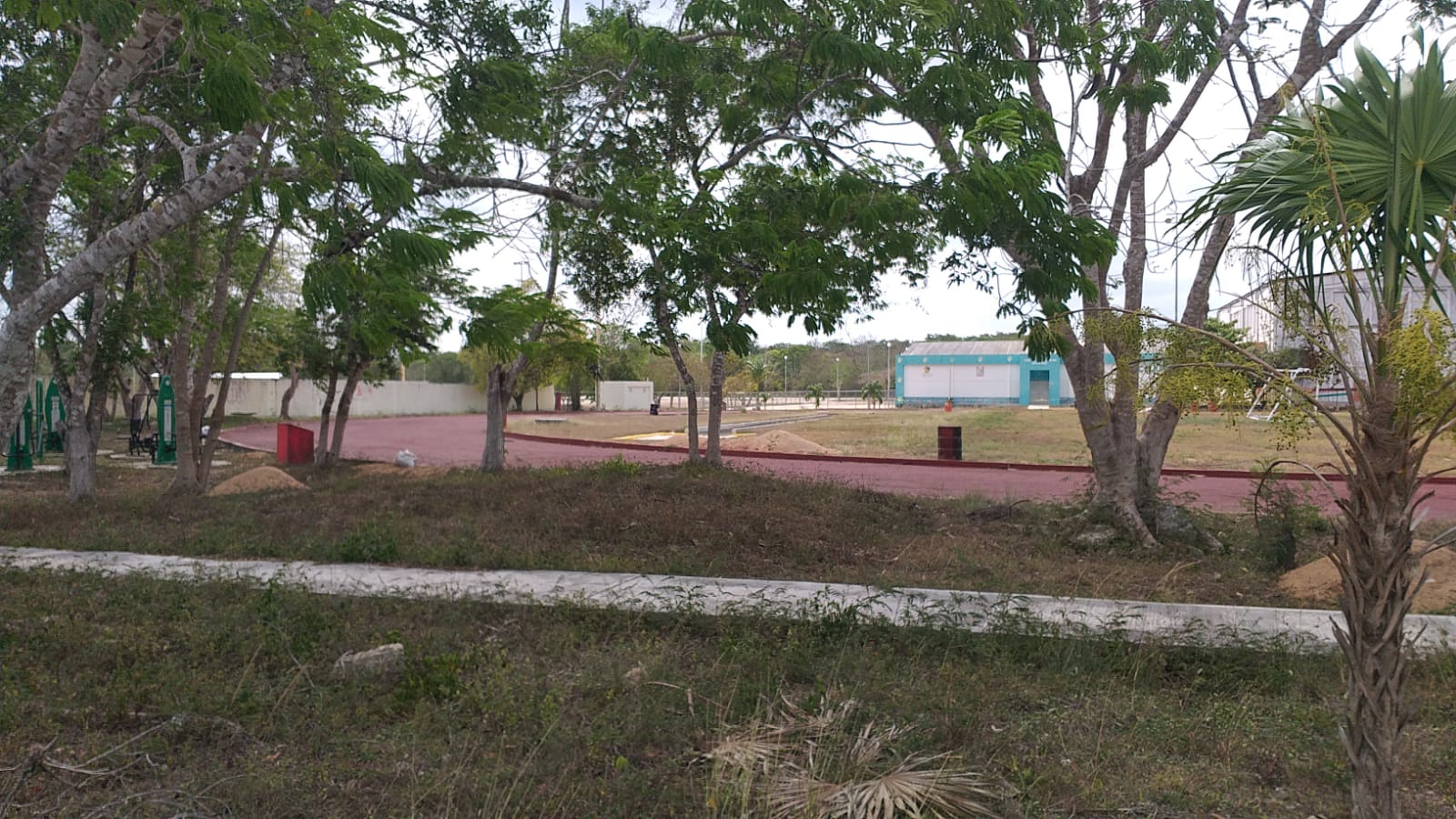 Piden concluir y adecuar pista de atletismo en FCP, por irregularidades en su construcción