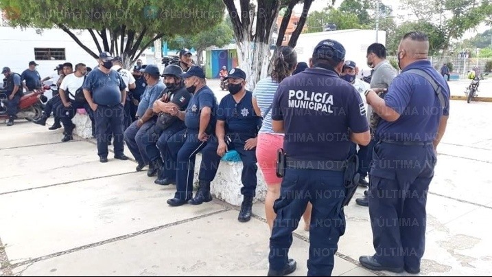 Exigen adeudos policías de JMM