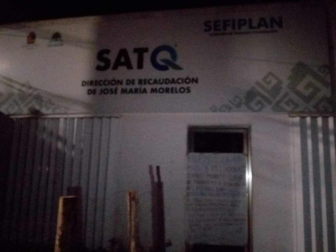 Cierran huelguistas de Morelos mercado inteligente por exigencia de pagos