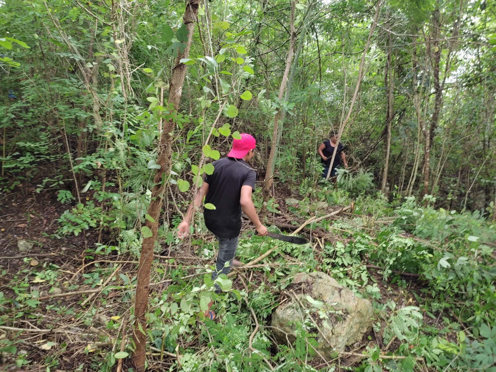 Meten a lote baldío a menor de 13 e intentan abusar de ella