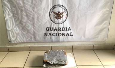 Empaquetada en una bolsa al alto vacío, la Guardia Nacional descubre casi medio kilo de aparente marihuana