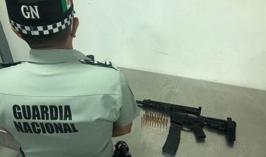 Guardia Nacional y Aduanas sorprenden a dos jóvenes que pretendían introducir por garita un fusil entre sus ropas