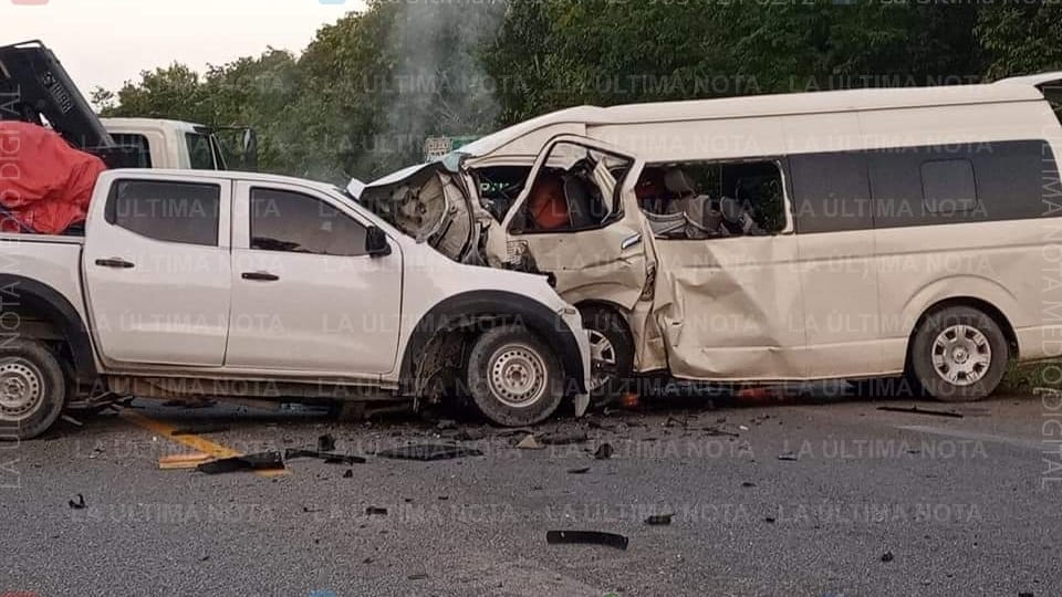 Impacta van de personal de Chedraui y camioneta en la zona maya