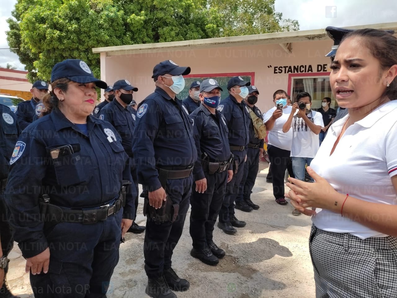 Dialoga Mary Hernández con la policía municipal Carrilloportense