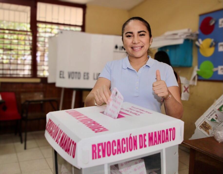 Emite la alcaldesa Mary Hernández su voto en la escuela Orlando Martínez Debeza