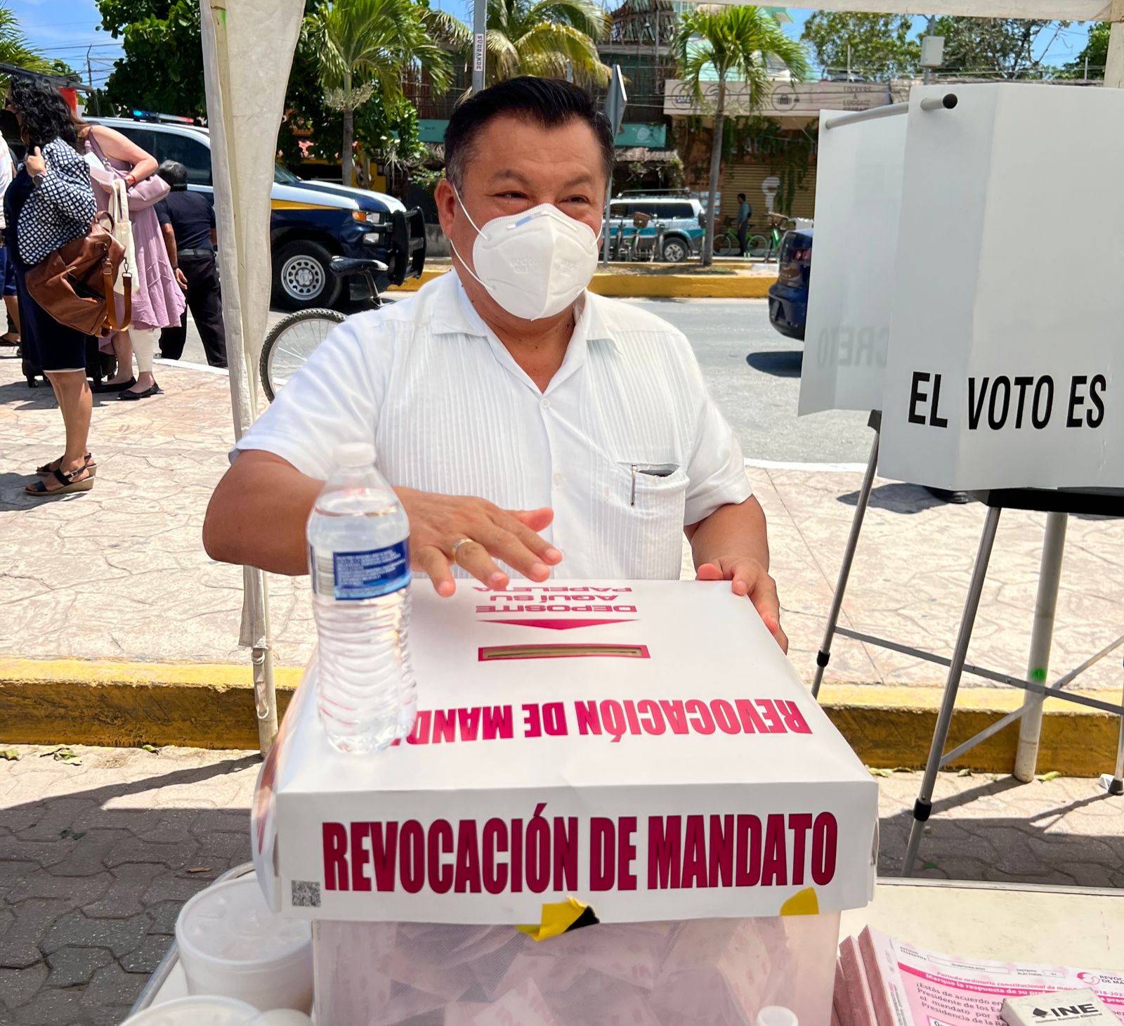 El presidente de Tulum vota en la consulta de revocación de mandato