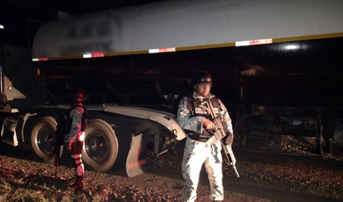 En Coahuila, Guardia Nacional localiza toma clandestina y asegura tractocamión cargado con combustible ilegal