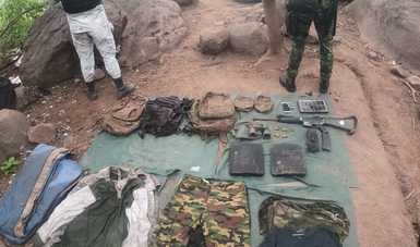 En Michoacán, Guardia Nacional y Ejército Mexicano desmantelan campamentos clandestinos en zona montañosa