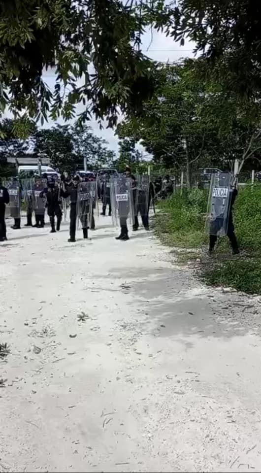 Policías desalojan de manera violenta a habitantes de Mahahual