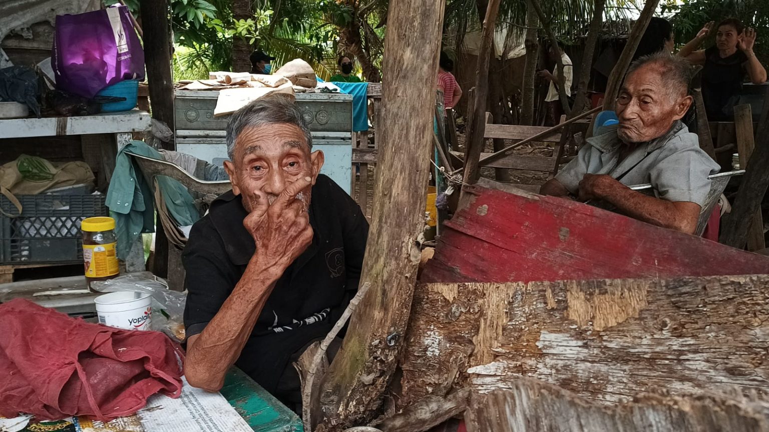 Intentan desalojar a abuelitos de más de 80 años de su terreno, un joven afirma que lo compró