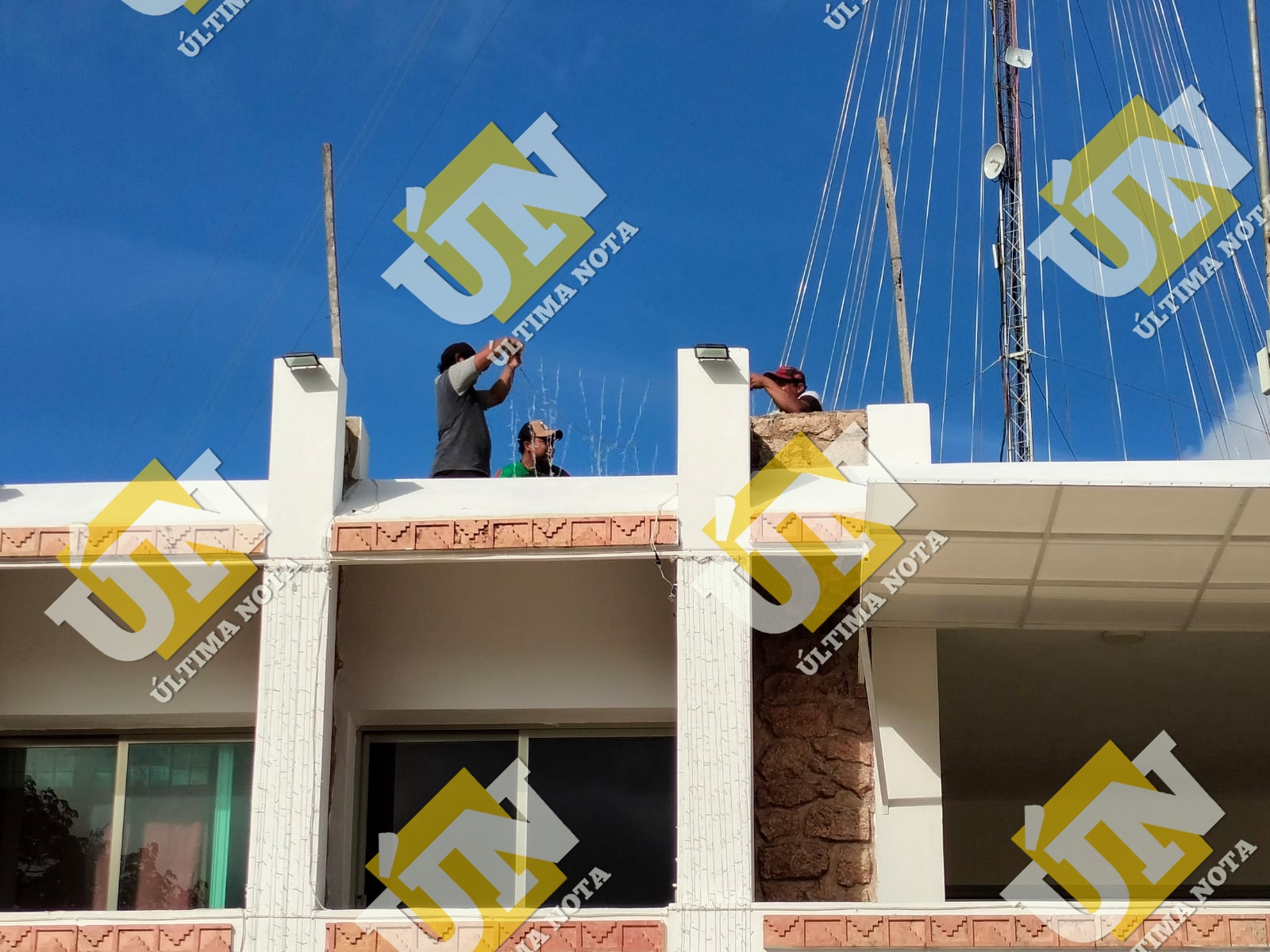 Inician trabajos de decoración del parque principal alusivo a la navidad