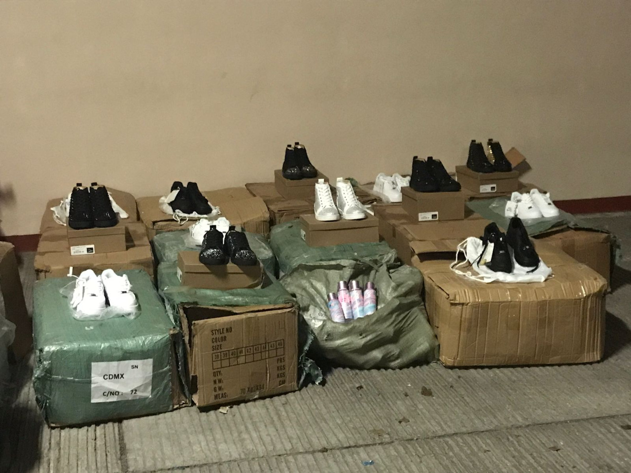 La armada de México asegura mercancía por presunto contrabando en la frontera de México con Belice