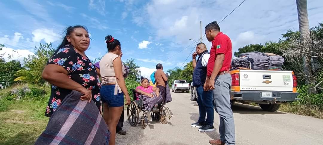 Entrega Protección Civil cobertores a familias de comunidades en la Zona Maya