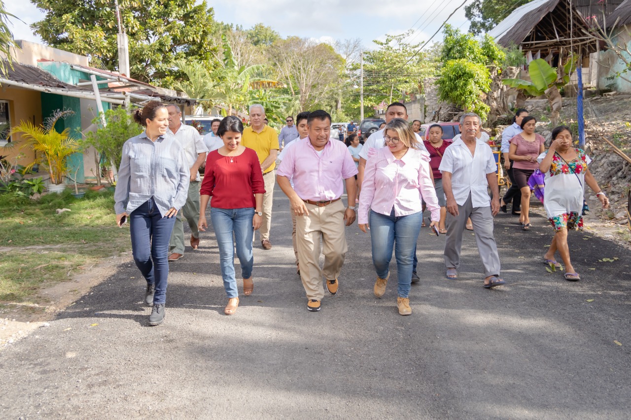 Entrega Marciano Dzul nuevas calles a la población de Coba