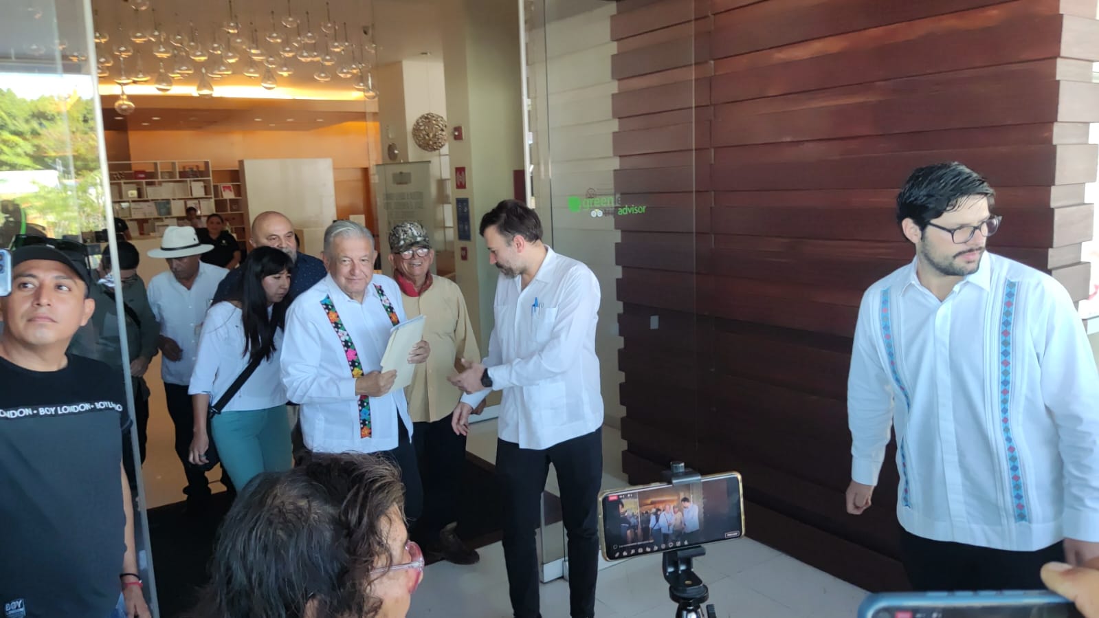 Llega AMLO a Quintana Roo, supervisa obras federales