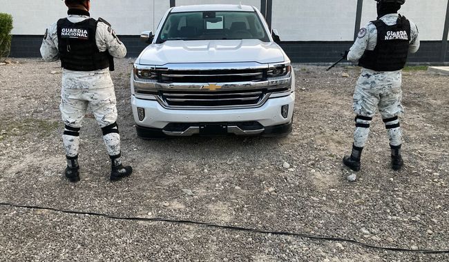 En Sonora y Tamaulipas, Guardia Nacional localiza armamento, cartuchos, cargadores y equipo táctico dentro de vehículos