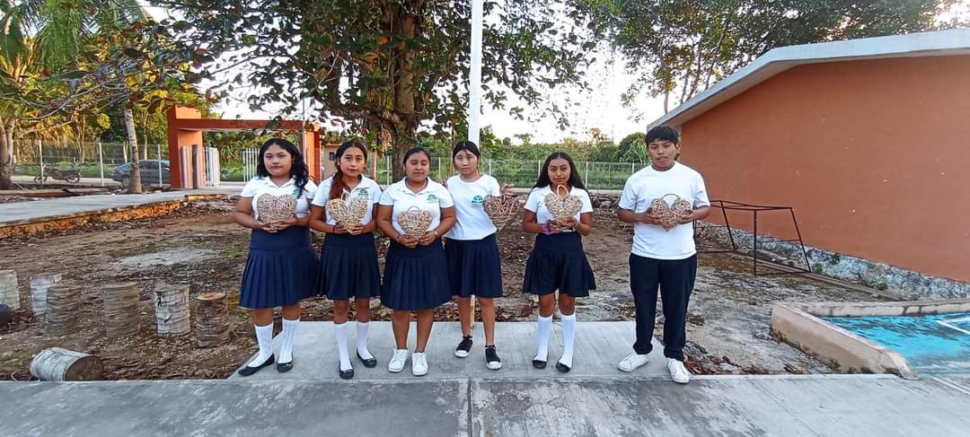 Venden artesanías alumnos de la zona maya  para juntar para la construcción de su “escuelita”