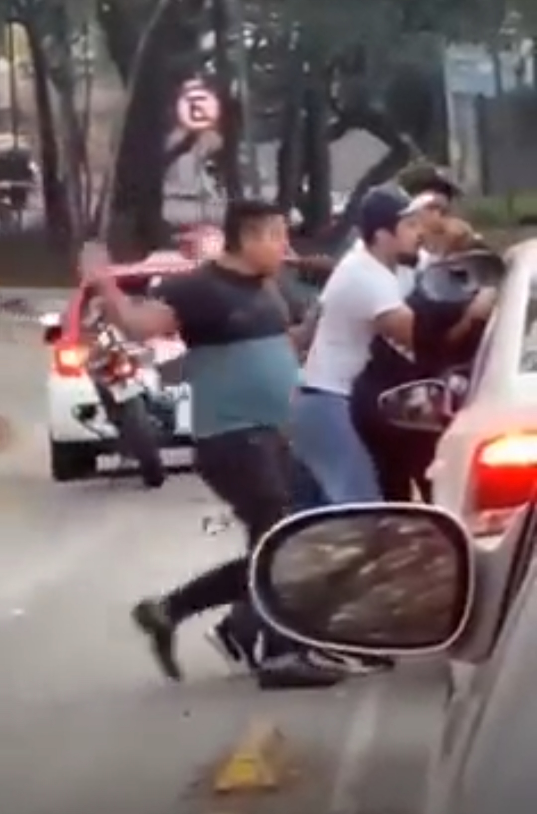 Someten presuntos asaltantes a policía después de atraco en CDMX