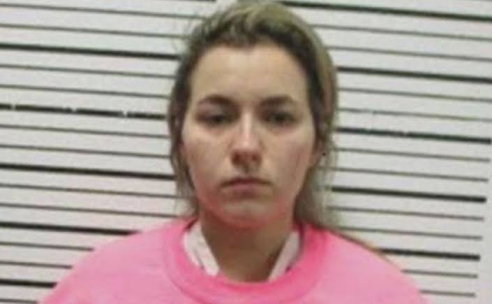 Maestra podría enfrentar más de 20 años en la cárcel por tener relaciones sexuales con su alumno