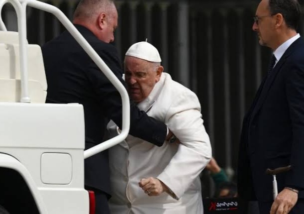 Hospitalizan al papa Francisco para controles médicos en Roma