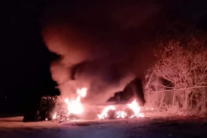 Por causas desconocidas volquetes ardieron en llamas en Chetumal