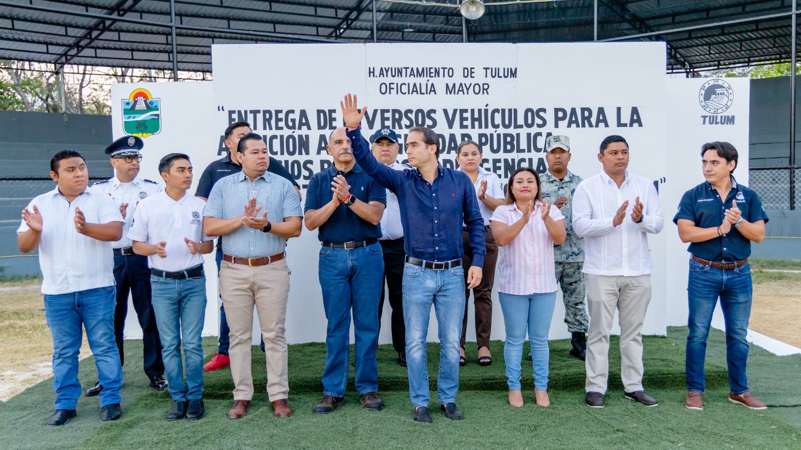 Diego Castañón entrega nuevos vehículos para brindar servicios de calidad a familias de Tulum