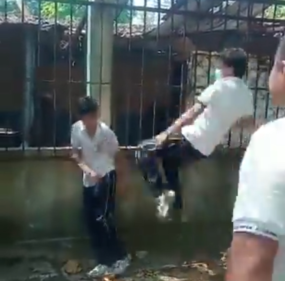 Vídeo: Alumno golpea a compañero de secundaria en Chiapas