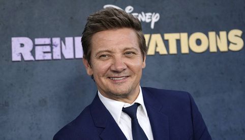 Jeremy Renner reaparece con bastón en una alfombra roja tras romperse más de 30 huesos