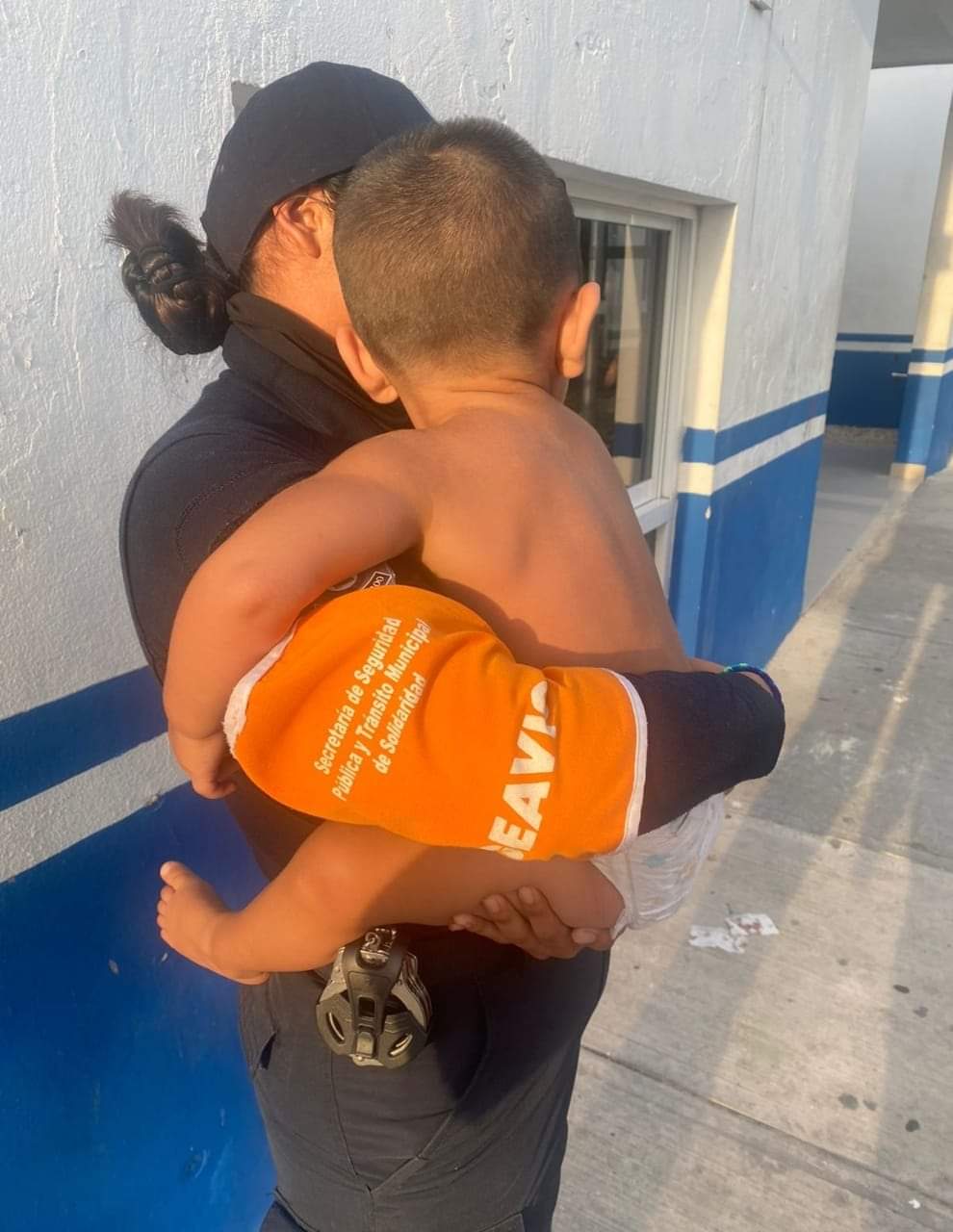 Policías Municipales de Solidaridad rescataron a un menor de aproximadamente 2 años de edad, en Villas del Sol.