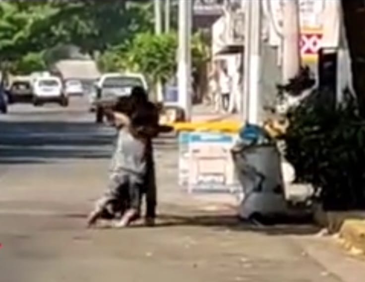 Elemento del ejercito mexicano hace honor a su uniforme