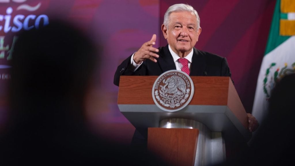 AMLO anuncia aumento salarial nominal de 8.2% para los maestros