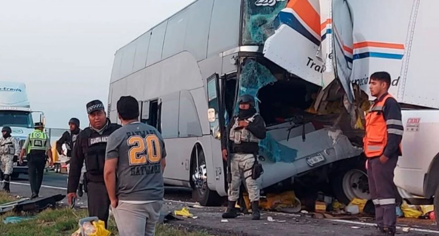 En San Luis Potosí, choca autobús con 57 migrantes a bordo en Matehuala