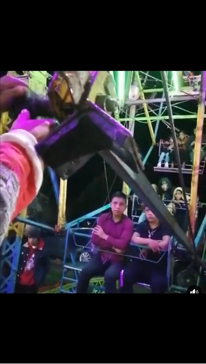 Joven pasa un rato de terror tras sufrir un accidente en un juego mecánico