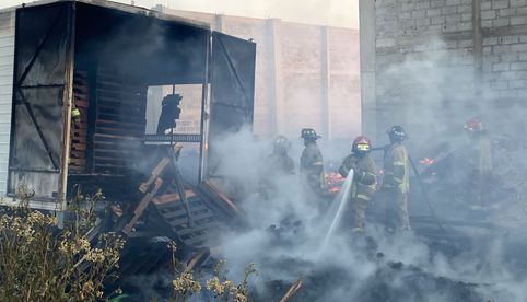 Registran incendio de bodega de tarimas en Valle de Chalco
