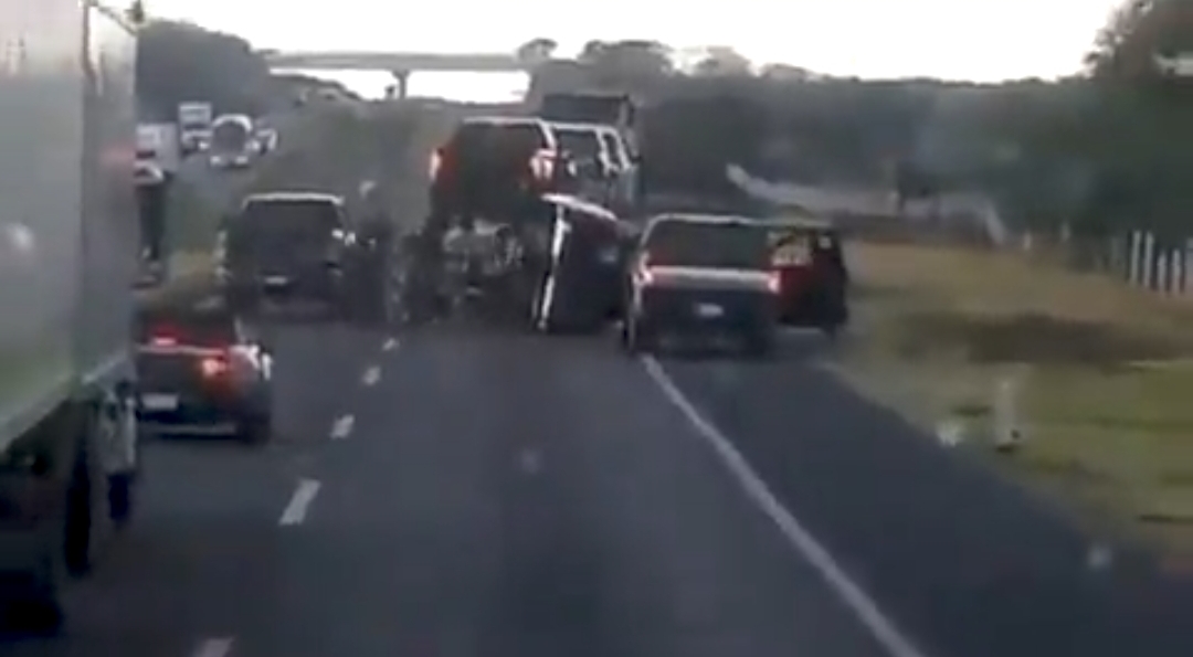 Comando amenaza con AK-47 a trailero y le roba 3 camionetas de lujo