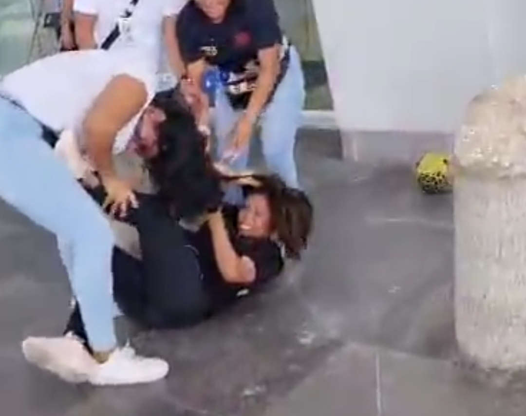 Captan pelea entre mujeres en el Aeropuerto Internacional de Cancún