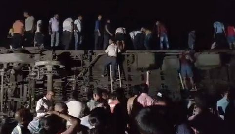 Choque entre dos trenes en el este de India deja al menos 300 heridos