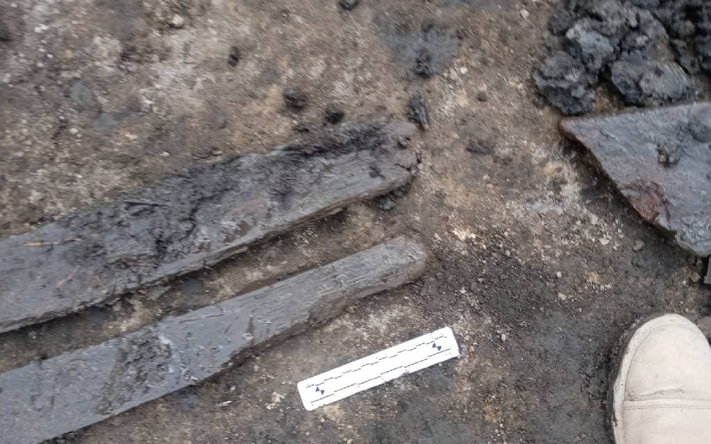 Encuentran restos de embarcación de hace 400 años en Chalco