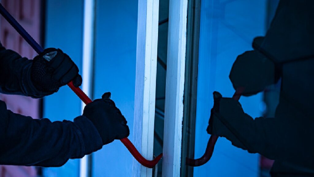 Sujeto ingresa, con mazo en mano, y asalta banco en Saltillo, Coahuila