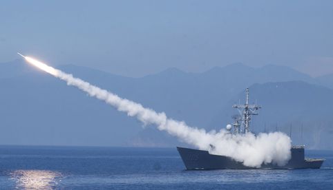 China lanza advertencia a buques de Japón cerca de islas disputadas por ambos países