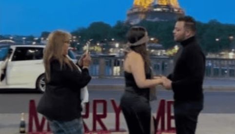 Suegra interrumpe romántica pedida de mano en París y la destrozan en la red