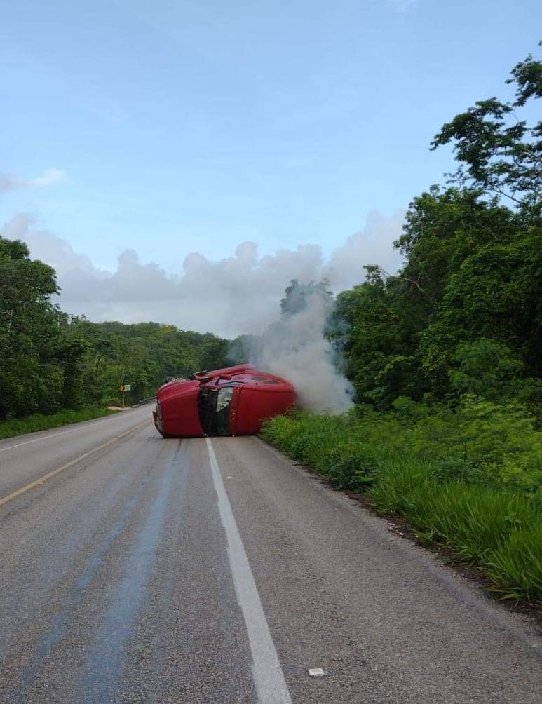 Tráiler termina volcado en la carretera Chetumal- Escárcega