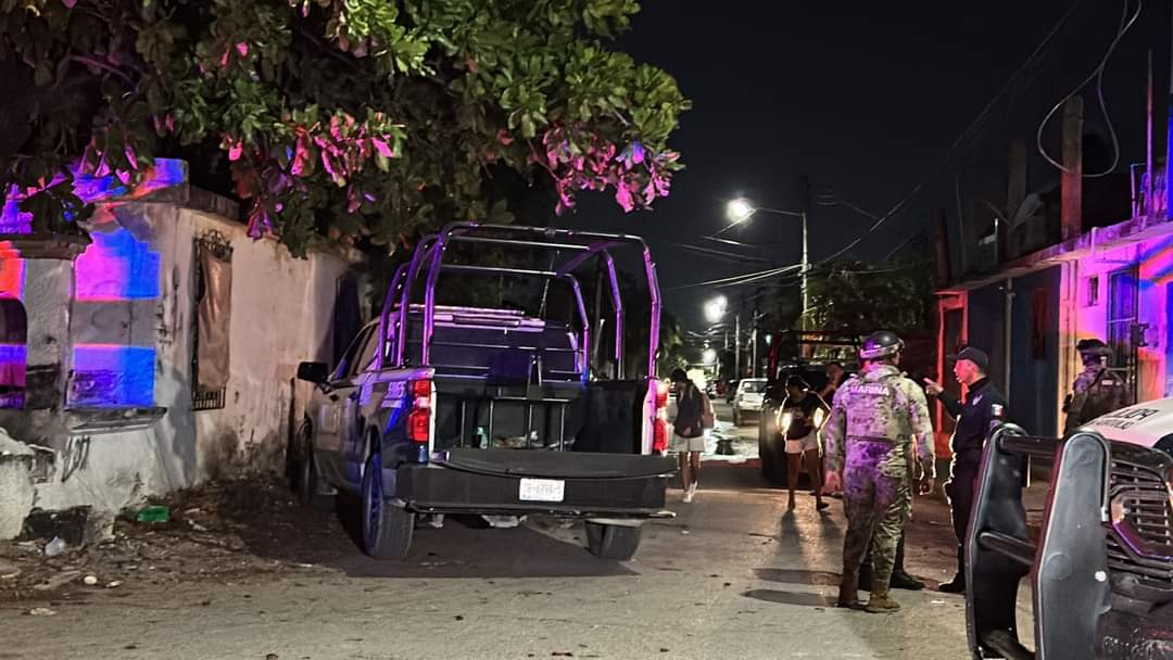 Balean a patrulla y choca otra durante persecución, en Cancún