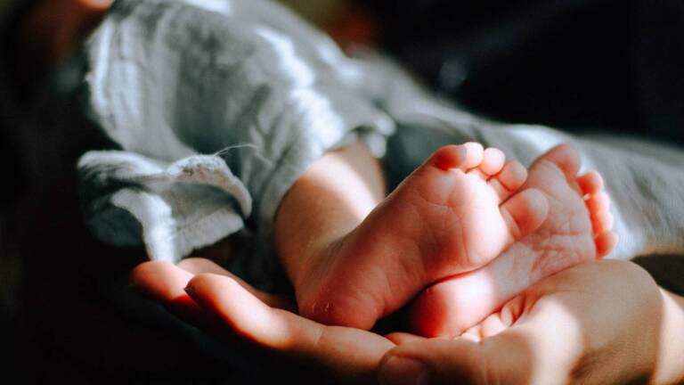 IMPACTANTE: adolescente da a luz a una bebé y la apuñala en medio de un ataque de pánico