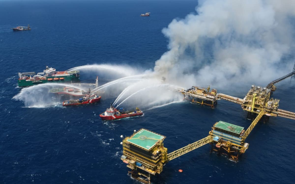 Mueren dos personas tras incendio en plataforma de Pemex en Campeche