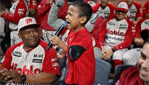 ‘Chucho’, el niño viral que canta éxitos de Amanda Miguel brilla en partido de los Diablos Rojos del México