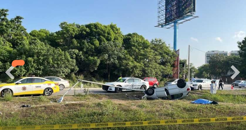 Muere conductor tras aparatosa volcadura en la avenida Huayacán de Cancún