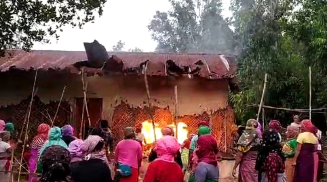 Incendian casas de sospechosos de haber obligado a mujeres a desfilar desnudas en India