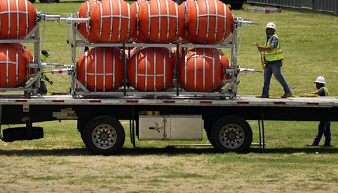 ¡Muro flotante! Texas desplegará boyas en el Río Grande para frenar los cruces de migrantes