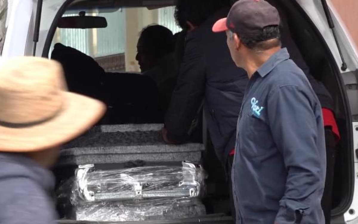 Entregan a familiares cuerpos de fallecidos tras volcadura de autobús en Oaxaca